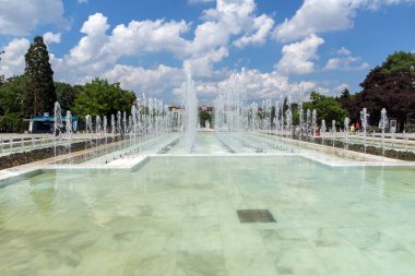 Sofia, Bulgaristan-20 Mayıs 2018: Sofya, Bulgaristan Ulusal Kültür Sarayı önünde çeşmeler