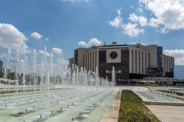 Sofia, Bulgaristan-20 Mayıs 2018: Sofya, Bulgaristan Ulusal Kültür Sarayı önünde çeşmeler