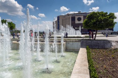 Sofia, Bulgaristan-20 Mayıs 2018: Sofya, Bulgaristan Ulusal Kültür Sarayı önünde çeşmeler