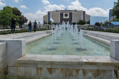 Sofia, Bulgaristan-20 Mayıs 2018: Sofya, Bulgaristan Ulusal Kültür Sarayı önünde çeşmeler