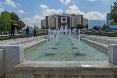 Sofia, Bulgaristan-20 Mayıs 2018: Sofya, Bulgaristan Ulusal Kültür Sarayı önünde çeşmeler