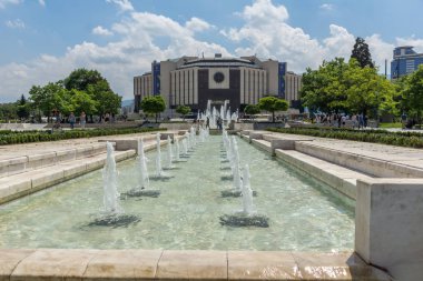 Sofia, Bulgaristan-20 Mayıs 2018: Sofya, Bulgaristan Ulusal Kültür Sarayı önünde çeşmeler