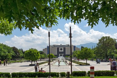 Sofia, Bulgaristan-20 Mayıs 2018: Sofya, Bulgaristan Ulusal Kültür Sarayı önünde Park