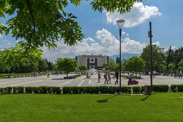 保加利亚索非亚 2018年5月20日 保加利亚索非亚国家文化宫前的公园 — 图库照片
