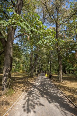 Sofia, Bulgaristan-17 Eylül 2017: Peyzaj Park Vrana - Sofya, Bulgaristan şehirde eski Kraliyet Sarayı çevresinde