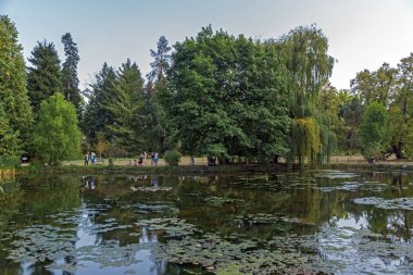 Sofia, Bulgaristan-17 Eylül 2017: Peyzaj Park Vrana - Sofya, Bulgaristan şehirde eski Kraliyet Sarayı çevresinde