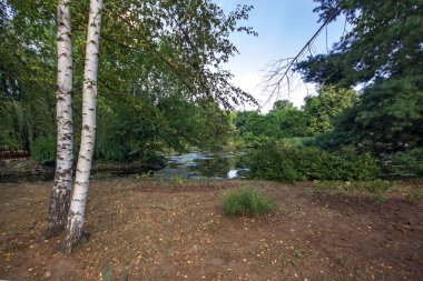 Sofia, Bulgaristan-17 Eylül 2017: Peyzaj Park Vrana - Sofya, Bulgaristan şehirde eski Kraliyet Sarayı çevresinde