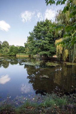 Sofia, Bulgaristan-17 Eylül 2017: Peyzaj Park Vrana - Sofya, Bulgaristan şehirde eski Kraliyet Sarayı çevresinde