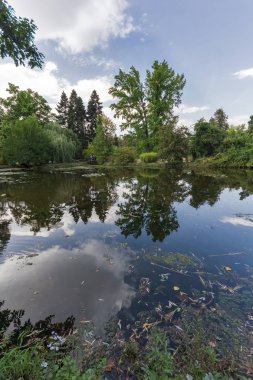 Sofia, Bulgaristan-17 Eylül 2017: Peyzaj Park Vrana - Sofya, Bulgaristan şehirde eski Kraliyet Sarayı çevresinde