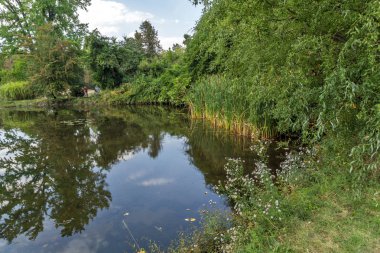 Sofia, Bulgaristan-17 Eylül 2017: Peyzaj Park Vrana - Sofya, Bulgaristan şehirde eski Kraliyet Sarayı çevresinde
