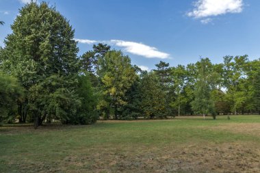 Sofia, Bulgaristan-17 Eylül 2017: Peyzaj Park Vrana - Sofya, Bulgaristan şehirde eski Kraliyet Sarayı çevresinde