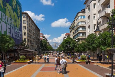 Sofia, Bulgaristan-20 Mayıs 2018: Sofya şehrinde Vitosha Boulevard, bina