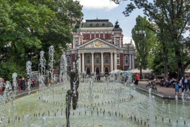 Sofia, Bulgaristan-20 Mayıs 2018: Çeşme önünde Ulusal Tiyatro Ivan Vazov Sofya, Bulgaristan
