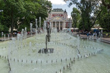Sofia, Bulgaristan-20 Mayıs 2018: Çeşme önünde Ulusal Tiyatro Ivan Vazov Sofya, Bulgaristan