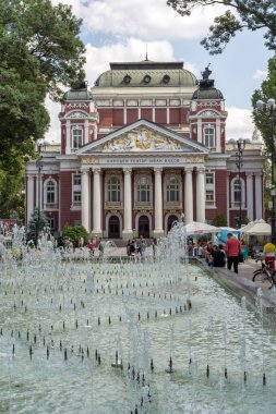 Sofia, Bulgaristan-20 Mayıs 2018: Çeşme önünde Ulusal Tiyatro Ivan Vazov Sofya, Bulgaristan