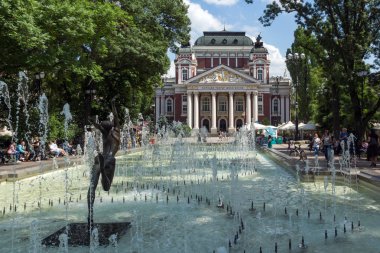 Sofia, Bulgaristan-20 Mayıs 2018: Çeşme önünde Ulusal Tiyatro Ivan Vazov Sofya, Bulgaristan