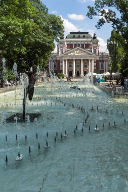 Sofia, Bulgaristan-20 Mayıs 2018: Çeşme önünde Ulusal Tiyatro Ivan Vazov Sofya, Bulgaristan