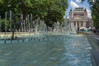 Sofia, Bulgaristan-20 Mayıs 2018: Çeşme önünde Ulusal Tiyatro Ivan Vazov Sofya, Bulgaristan