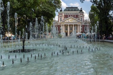 Sofia, Bulgaristan-20 Mayıs 2018: Çeşme önünde Ulusal Tiyatro Ivan Vazov Sofya, Bulgaristan