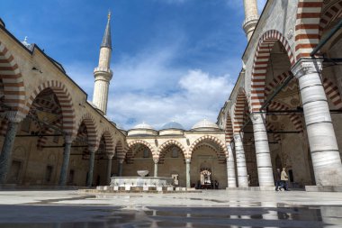 Edirne, Turkey - 26 Mayıs 2018: Uc Serefeli Camii'nin Camii Edirne şehri, Doğu Trakya, Türkiye'nin merkezi görünüm içinde