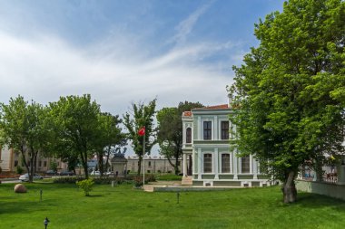 Edirne, Türkiye - 26 Mayıs 2018: Park ve tipik Edirne şehri, Doğu Trakya, Türkiye'nin ortasında bina