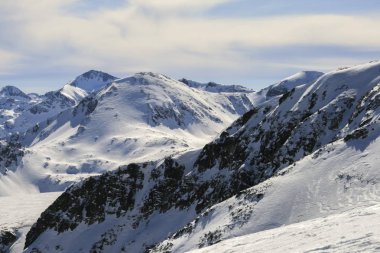 Kış manzara Pirin Dağı, karla kaplı tepeler ile Todorka tepe, Bulgaristan görüntülemek