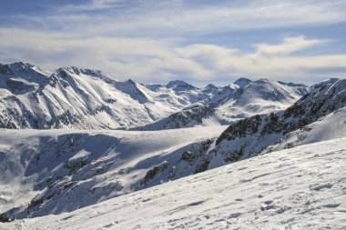 Kış manzara Pirin Dağı, karla kaplı tepeler ile Todorka tepe, Bulgaristan görüntülemek