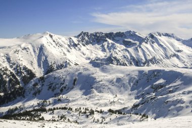 Kış manzara Pirin Dağı, karla kaplı tepeler ile Todorka tepe, Bulgaristan görüntülemek