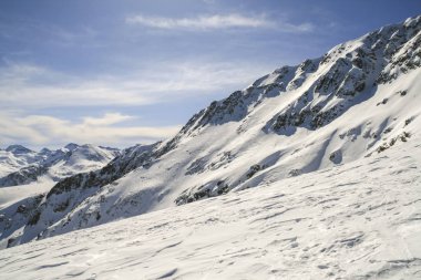 Kış manzara Pirin Dağı, karla kaplı tepeler ile Todorka tepe, Bulgaristan görüntülemek