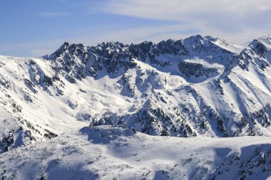 Kış manzara Pirin Dağı, karla kaplı tepeler ile Todorka tepe, Bulgaristan görüntülemek