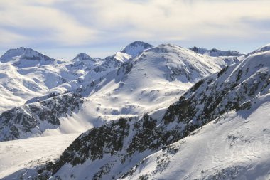 Kış manzara Pirin Dağı, karla kaplı tepeler ile Todorka tepe, Bulgaristan görüntülemek