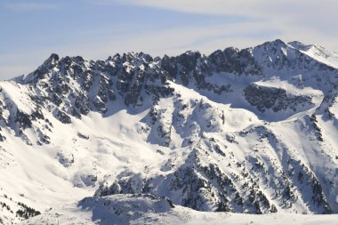 Kış manzara Pirin Dağı, karla kaplı tepeler ile Todorka tepe, Bulgaristan görüntülemek