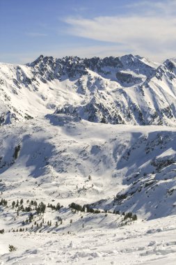 Kış manzara Pirin Dağı, karla kaplı tepeler ile Todorka tepe, Bulgaristan görüntülemek