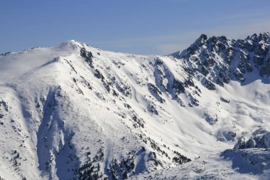 Kış manzara Pirin Dağı, karla kaplı tepeler ile Todorka tepe, Bulgaristan görüntülemek