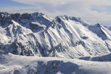Kış manzara Pirin Dağı, karla kaplı tepeler ile Todorka tepe, Bulgaristan görüntülemek