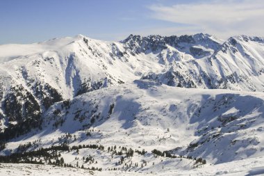 Kış manzara Pirin Dağı, karla kaplı tepeler ile Todorka tepe, Bulgaristan görüntülemek