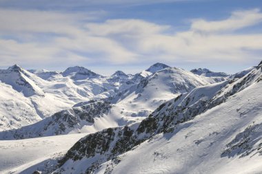 Kış manzara Pirin Dağı, karla kaplı tepeler ile Todorka tepe, Bulgaristan görüntülemek