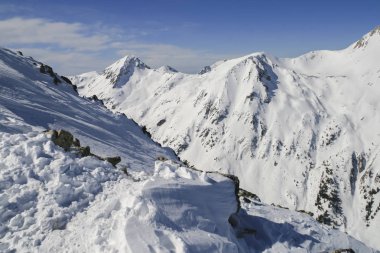 Kış manzara Pirin Dağı, karla kaplı tepeler ile Todorka tepe, Bulgaristan görüntülemek
