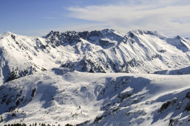 Kış manzara Pirin Dağı, karla kaplı tepeler ile Todorka tepe, Bulgaristan görüntülemek