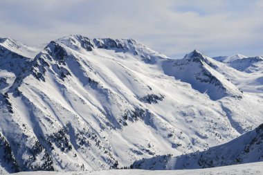 Kış manzara Pirin Dağı, karla kaplı tepeler ile Todorka tepe, Bulgaristan görüntülemek