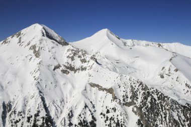 Kış manzara Pirin Dağı, karla kaplı tepeler ile Todorka tepe, Bulgaristan görüntülemek