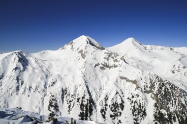 Kış manzara Pirin Dağı, karla kaplı tepeler ile Todorka tepe, Bulgaristan görüntülemek