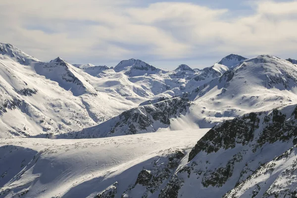 Winterlandschap Met Heuvels Bedekt Met Sneeuw Bij Pirin Gebergte Bekijken — Stockfoto