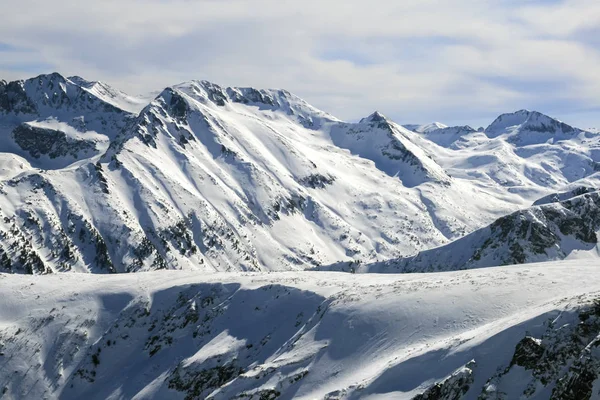 从保加利亚托多尔卡峰可以看到皮林山上覆盖着雪的冬季景观 — 图库照片