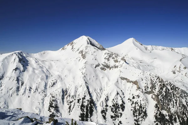 从保加利亚托多尔卡峰可以看到皮林山上覆盖着雪的冬季景观 — 图库照片