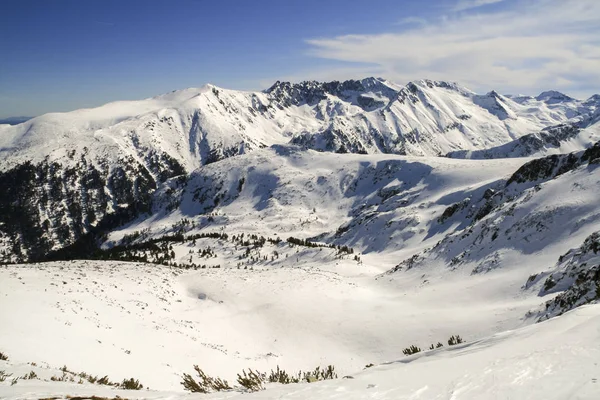 冬の風景と ピリン山の雪に覆われた丘 Todorka ピーク ブルガリアから表示 — ストック写真