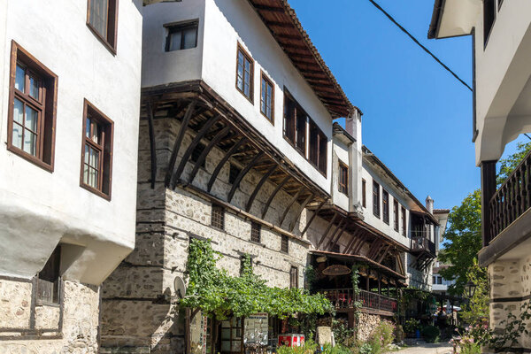 МЕЛЬНИК, БУЛЬГАРИЯ - 7 СЕНТЯБРЯ 2017 г.: Старые дома XIX века в г. Мельник Благоевградской области, Болгария
