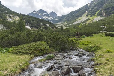 Yaz peyzaj Malyovitsa tepe ve Malyoviska Nehri, Rila Dağı, Bulgaristan
