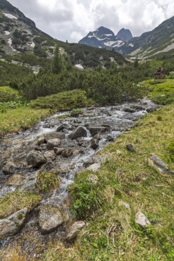 Yaz peyzaj Malyovitsa tepe ve Malyoviska Nehri, Rila Dağı, Bulgaristan