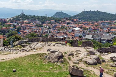 Plovdiv, Bulgaristan - 5 Temmuz 2018: Nebet Tepe tepe, Bulgaristan Plovdiv şehirden panoramik cityscape